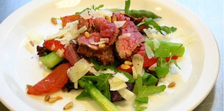 Stoere salade met runderpuntjes recept