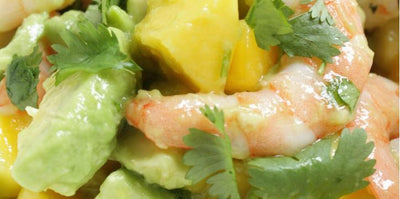 Salade met avocado, mango en garnalen