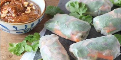 Summer rolls met eend en pindasaus