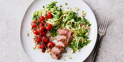 Lamshaas met courgettespaghetti, tomaat en pistache